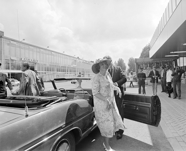 882668 Afbeelding van de aankomst van koningin Beatrix en prins Claus bij de Marijkehal van de Koninklijke Jaarbeurs ...